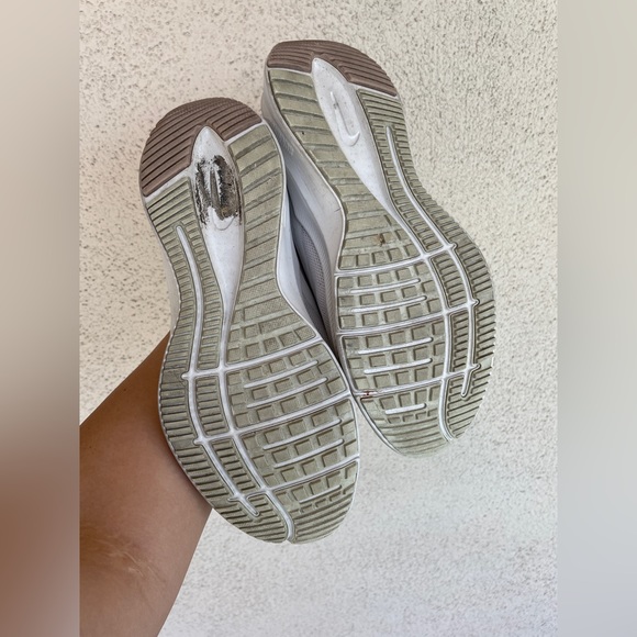 Nike Womens Quest 3 Running Shoes Plantinum Tint Red Bronze 003 (Size 8) - Picture 5 of 7